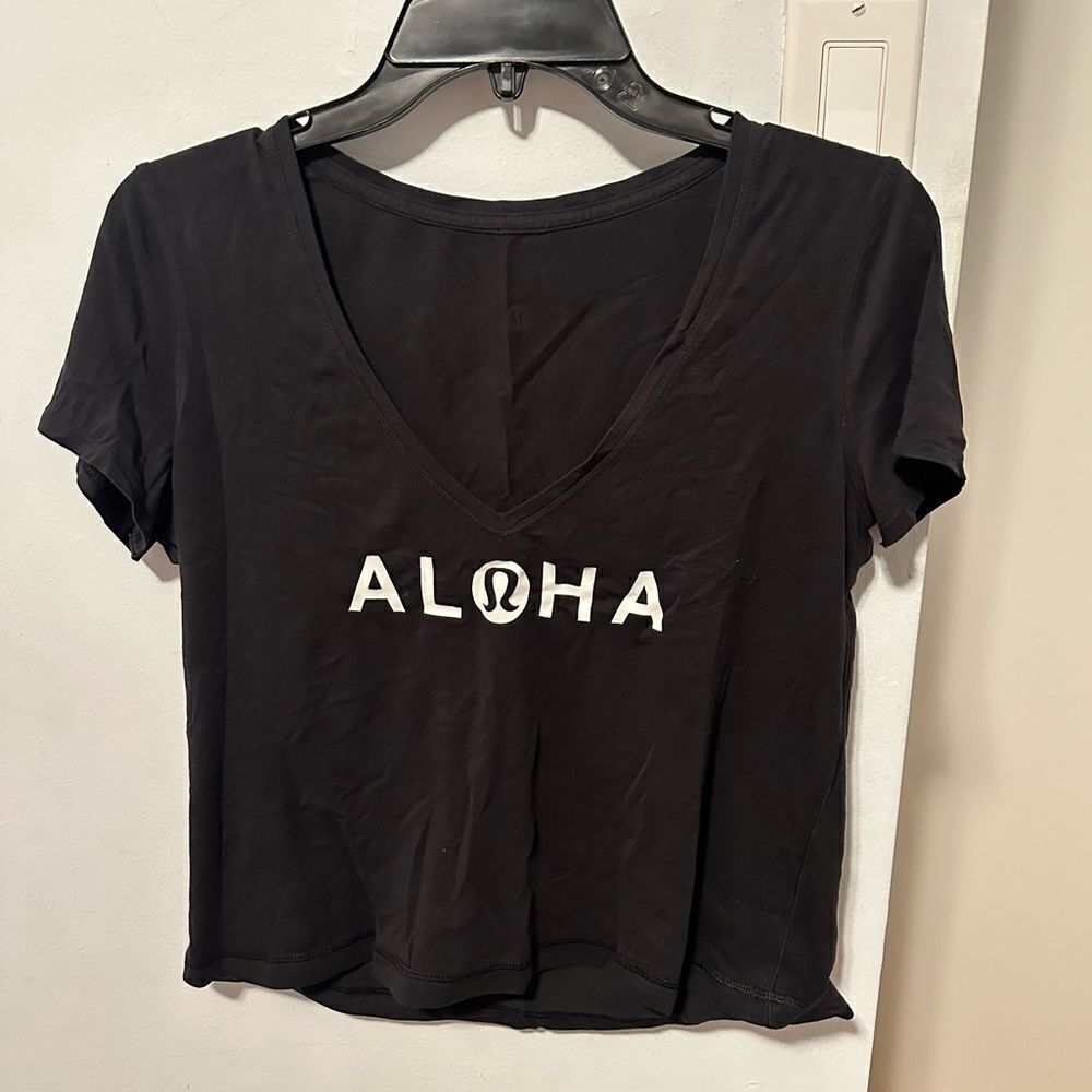 Lululemon Exclusive Aloha Hawaii Cropped V neck short sleeve Tshirt Women 8/10